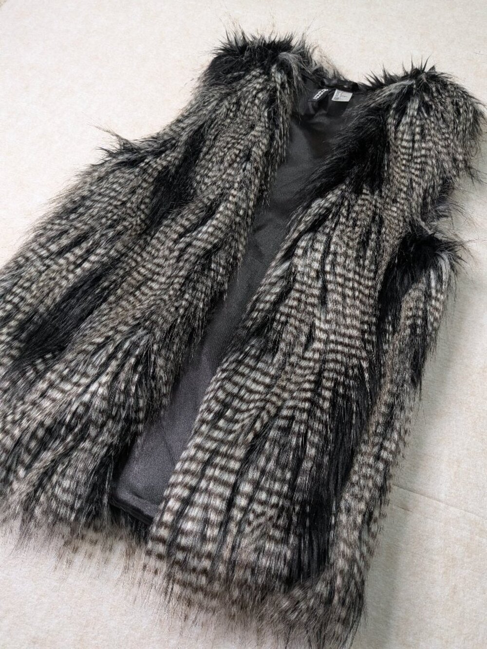 H&M Divided Women’s Faux Fur Vest Size 4